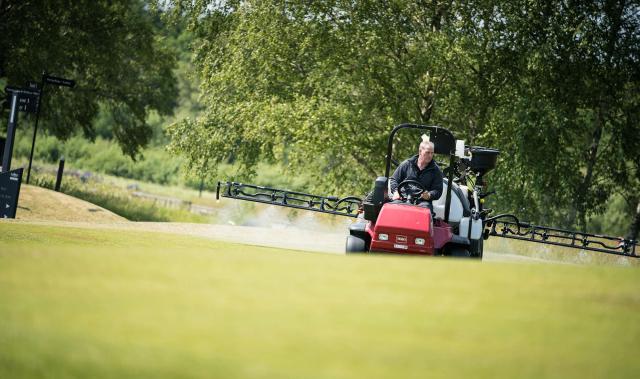 Lübker Golf Resort greenkeeper clipping